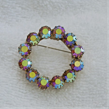 VINTAGE PINKISH GOLD IRIDESCENT RHINESTONE WREATH BROOCH