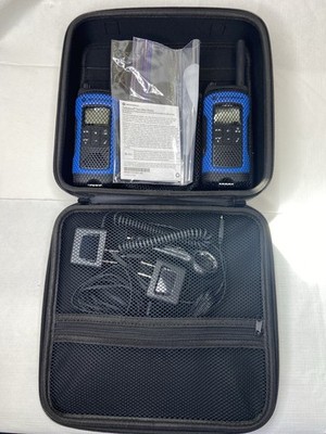 Walkie Talkie 2 Motorola Talkabout T100TP Two Way Radios w Clips Chargers Case