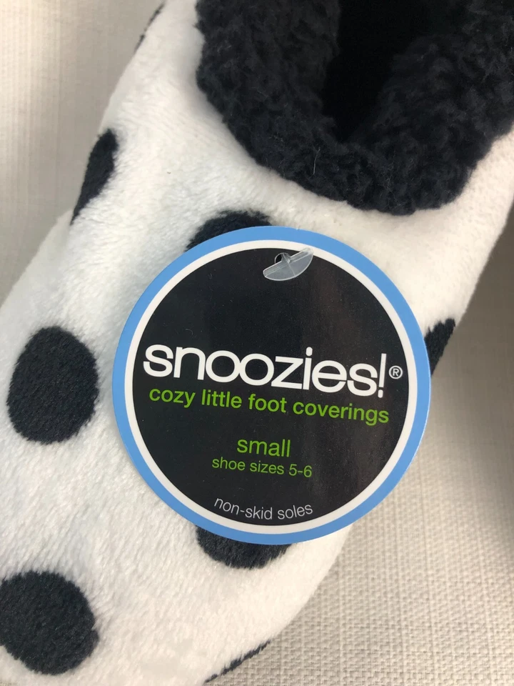 ¡NUEVO CON ETIQUETAS! Snoozies! Acogedoras pantuflas de agarre difuso a lunares blancas y negras talla S 5-6 Foto 2 de 4