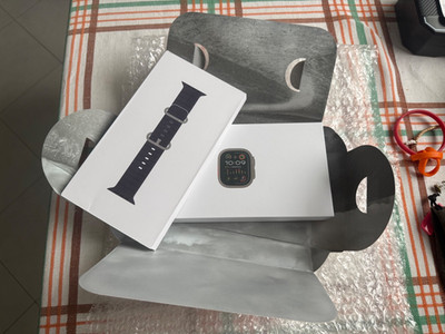   Apple Watch Ultra 2 49mm GPS - Titanium with Multicolor Strap