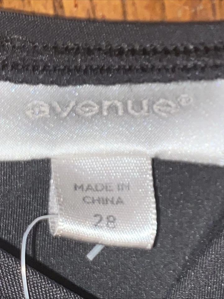 Woman’s Avenue One Piece Plus Talla 28 Negro Volantes en Niveles Extraíble Acolchado Negro Foto 3 de 4