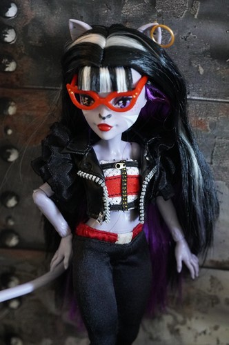 Monster High ROCKER GIRL Outfit and Accessories - NO DOLL - Picture 2 of 7