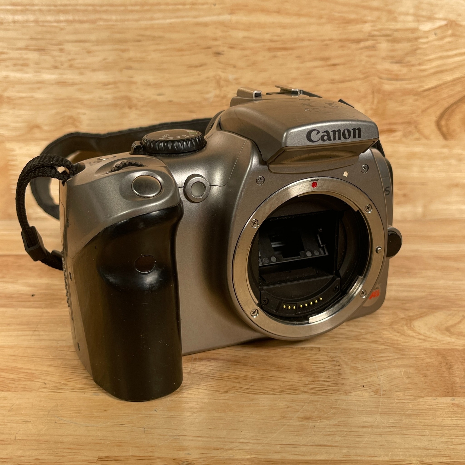 Canon EOS Digital Rebel DS6041 1.8" LCD 6.3MP 3x Optical Zoom DSLR