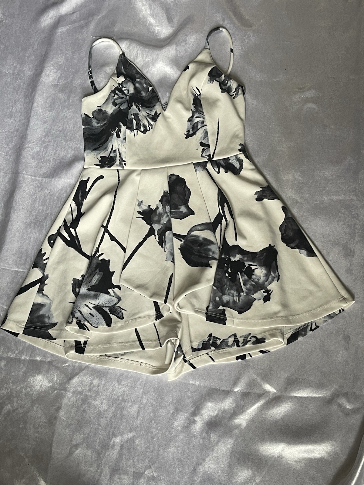 Jumpsuit Privy White Black Floral Sleeveless Strappy V-Neck Romper for Women