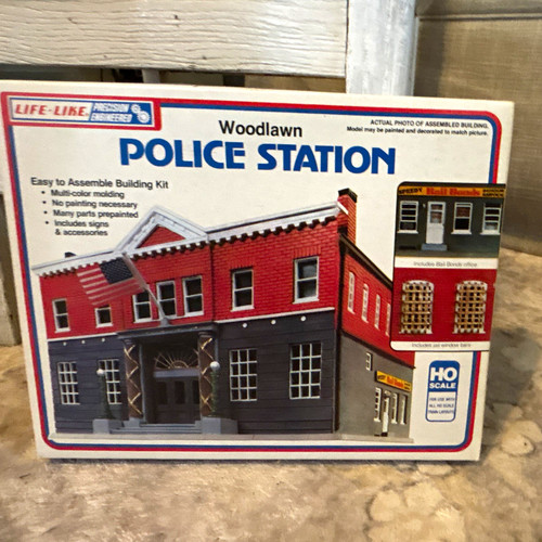 Kit de construcción de plástico pintado realista Woodlawn Police Station HO 1:87 13332 | Condition: New