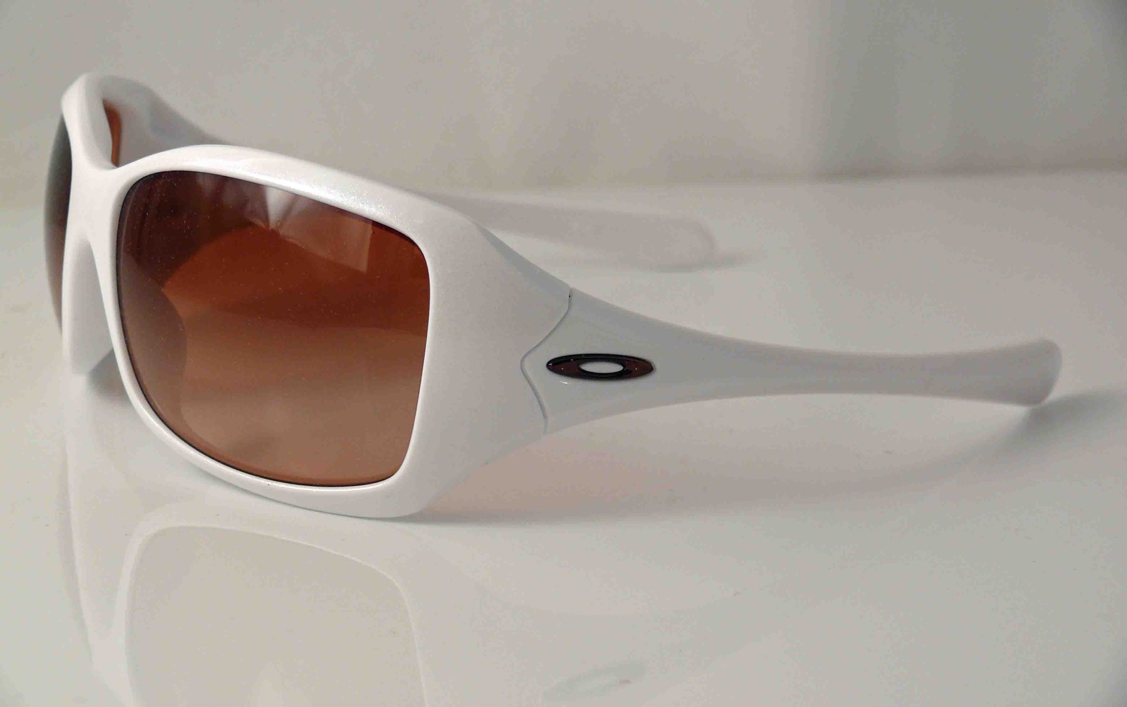 OAKLEY LADIES SUNGLASSES RAVISHING PEARL FRAME VR50 BROWN GRADIANT LENS
