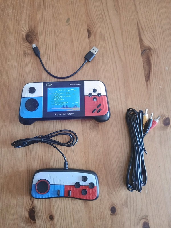 Retro Gaming Console Plug Play And Handheld 666 Games, With 1 extra Controller