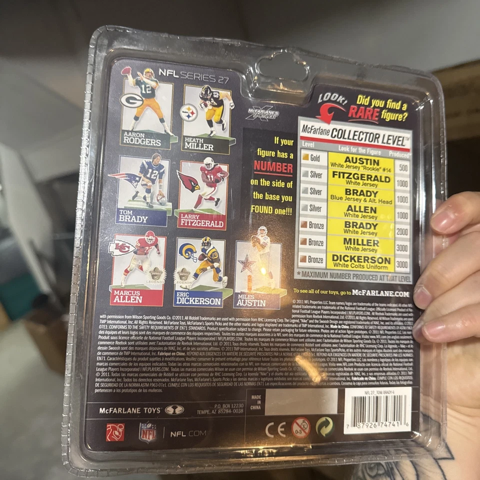 Camiseta McFarlane Toys Tom Brady NFL Serie 27 Blanca Arrodillada 2011, 1 de 2000 Foto 4 de 4