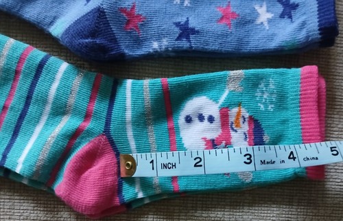 3 Paar Kinder Weihnachtssocken. Größe 5 Zoll entlang der Unterseite des Fußes. Neu mit Etikett - Bild 3 von 3