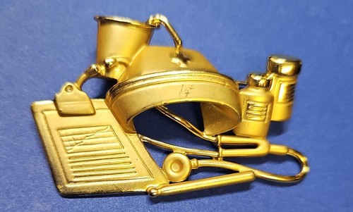 Broche prendedor vintage AJC cadena joyería americana enfermera médico medicina hospital - Imagen 2 de 6