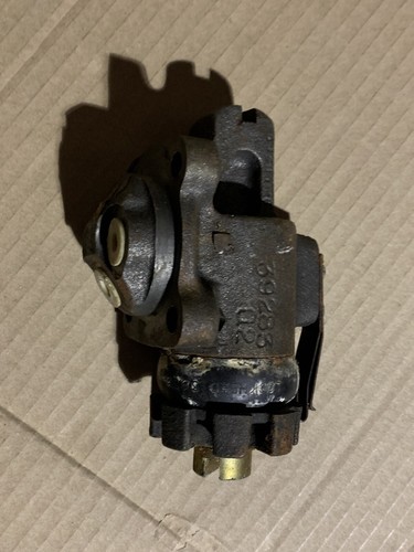 AUSTIN MORRIS SERIES 3 5 TON AND 6 TON FRONT BRAKE WHEEL CYLINDER RH UPPER - Picture 2 of 14