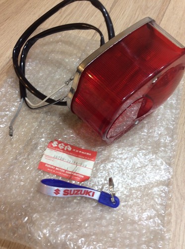 LAMPADA COMBINAZIONE POSTERIORE SUZUKI GP100 GP125 NOS PT N. 35720-39184-999 RICAMBIO ORIGINALE - Foto 9 di 12