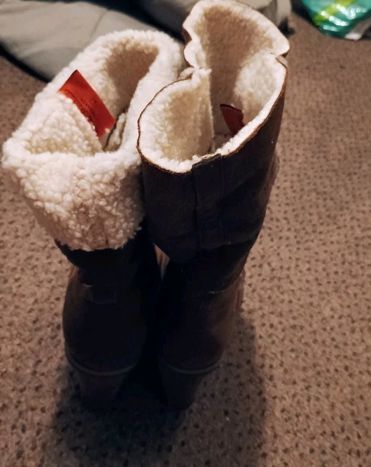 Botas de tacón alto grueso de gamuza sintética talla 11 con lana de cordero sintética de Andrés Machado Foto 3 de 4