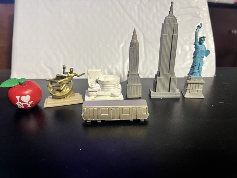 Lot(015)- Safari Ltd New York City Toob Miniature Toy 7Pc Figurine Set