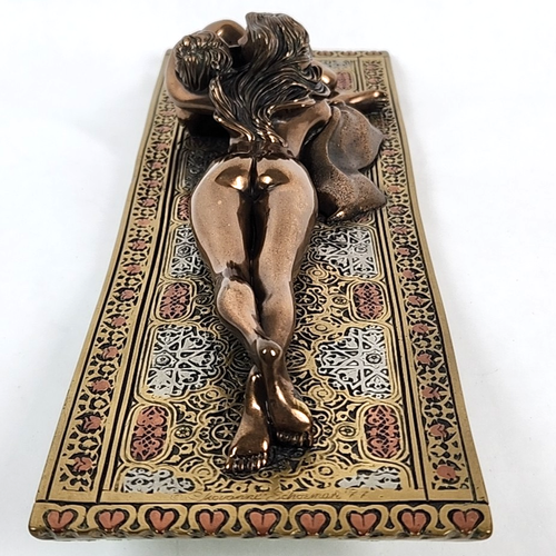 Alfombra de bronce vintage 1977 Giovanni Schoeman abrazo pareja desnuda beso firmada - Imagen 5 de 10