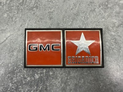 VINTAGE 5.5'' GMC BRIGADIER TRUCK AUTOMOBILE FENDER GM EMBLEM ORANGE BLACK SILVER