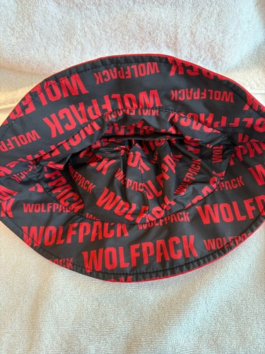 NC State Wolfpack Cappello a secchiello rosso (M/L) fodera nera con parole - Foto 3 di 4