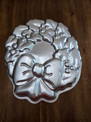 VTG 1980 Wilton Christmas Wreath Cake Pan Aluminum Mold Holiday Bow 502-1484
