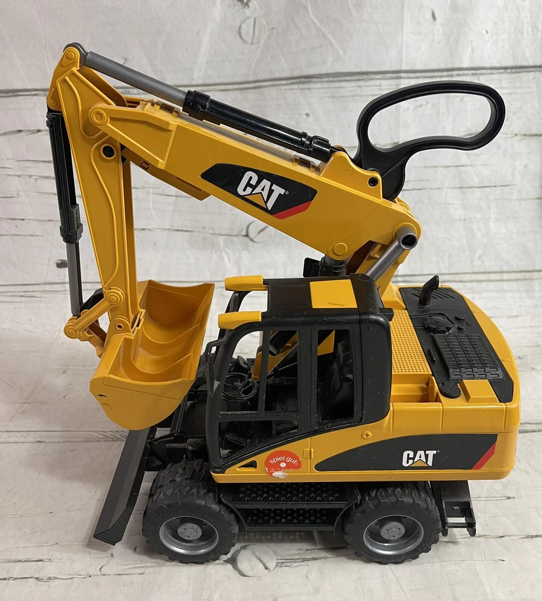 Bruder cat cheap wheel excavator