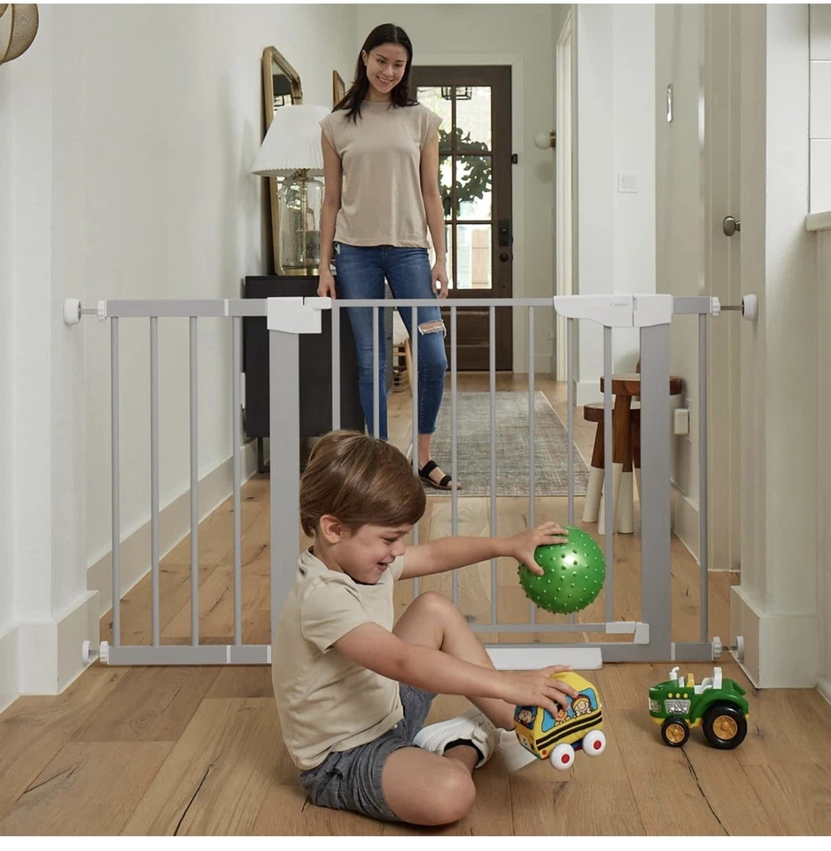 Puerta para bebé Cumbor gris 29,7-46” W X30,5” H montada a presión cierre automático puerta para perro Foto 3 de 4