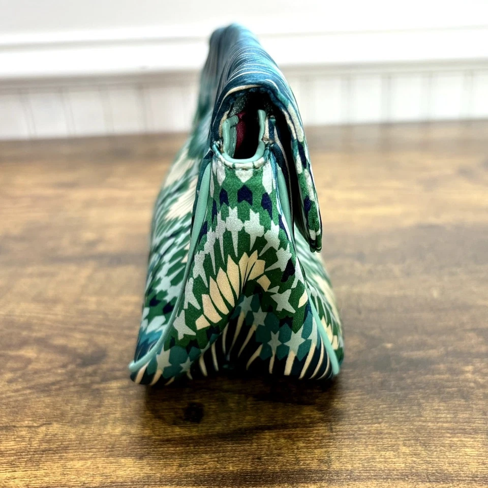 Bolso sin asas Jimmy Choo satinado de noche estampado Art Deco pavo real RARO hecho en Italia Foto 3 de 4