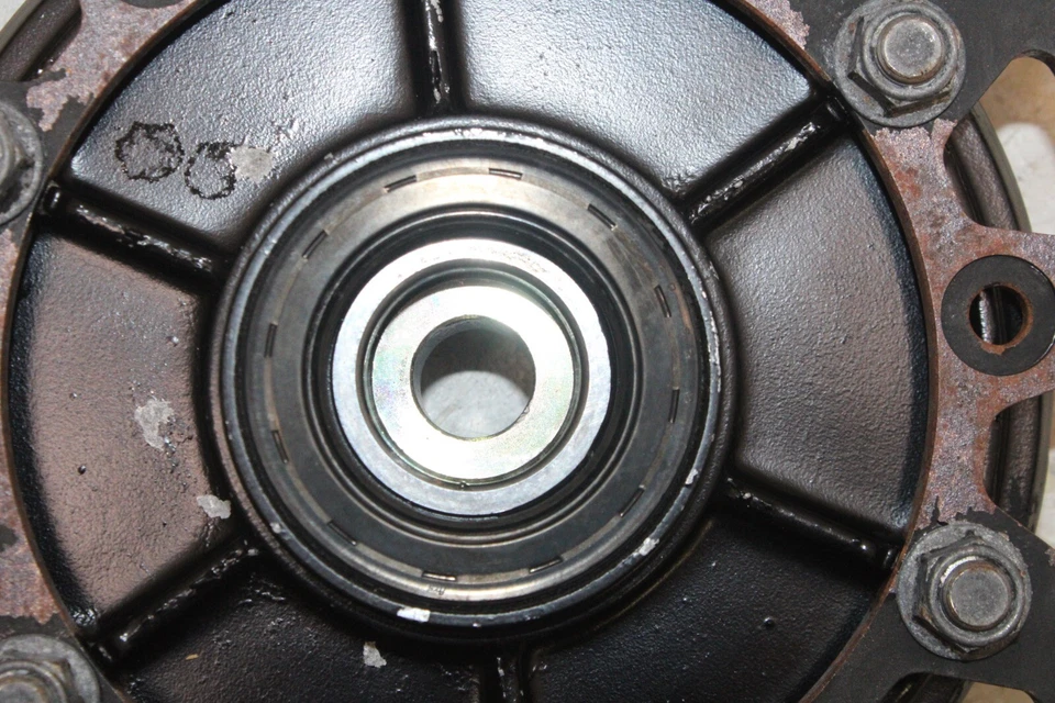 09-17 YAMAHA FZ6R OEM CONJUNTO DE COJINETE DE PIÑÓN TRASERO Foto 3 de 4