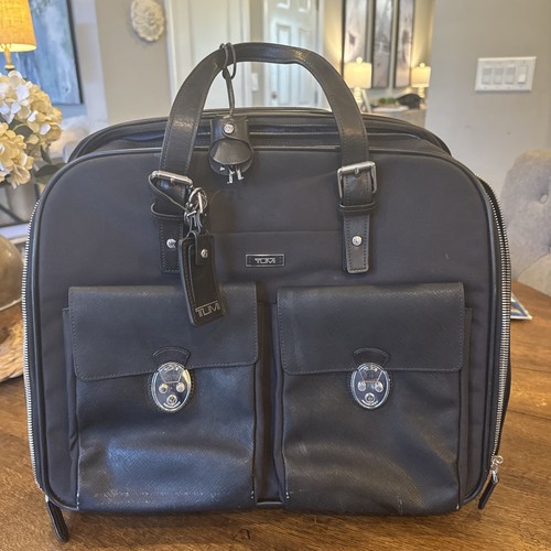TUMI 73013D2 Arrive schwarze kompakte Business-Aktentasche mit 2 Rädern