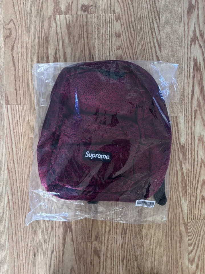 Mochila Supreme de terciopelo rojo Foto 3 de 4