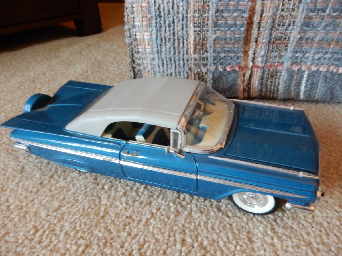 ROAD LEGENDS 1959 CHEVROLET IMPALA CONVERTIBLE 1:18 SCALE CLASSIC