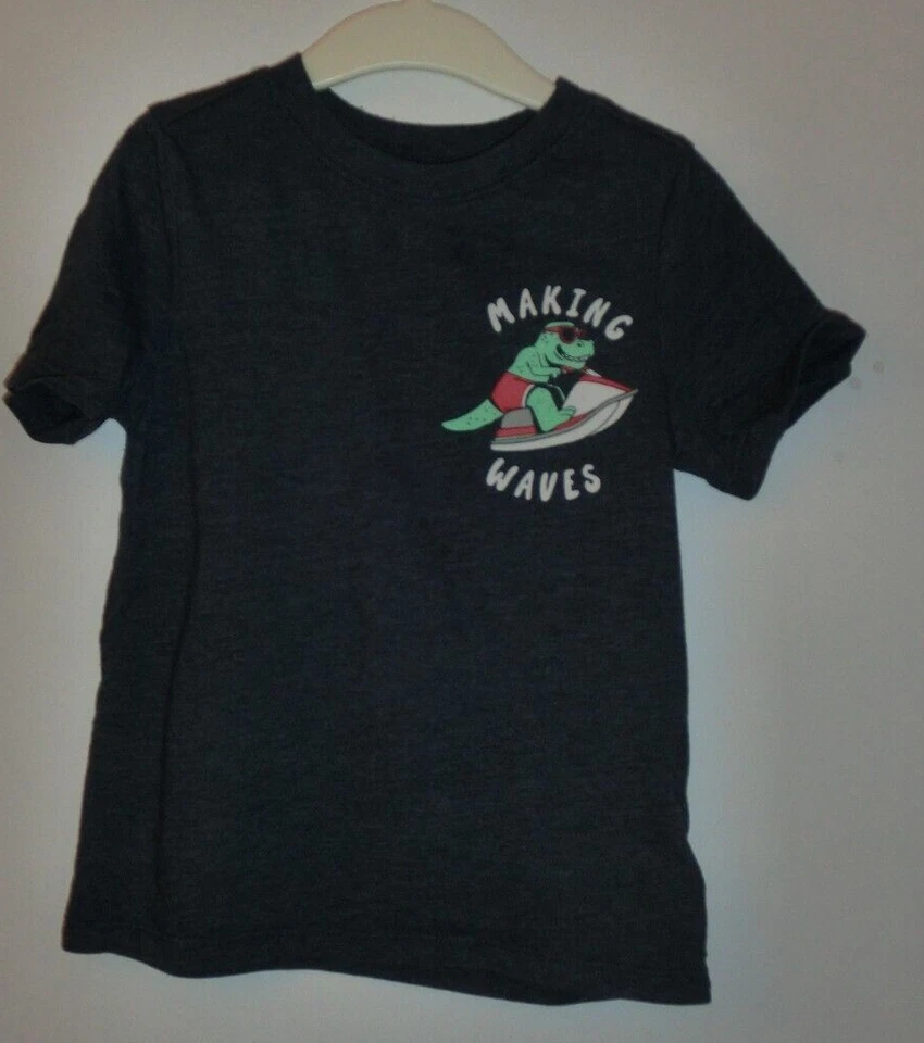 Blaues Shirt Kurzarm mit Frontdruck "Dino auf Surfbrett" Gr. 104 - Bild 1 von 1