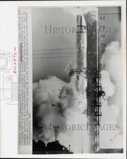 1965 Press Photo Atlas-Centaur rocket roars from Cape Kennedy launch pad.
