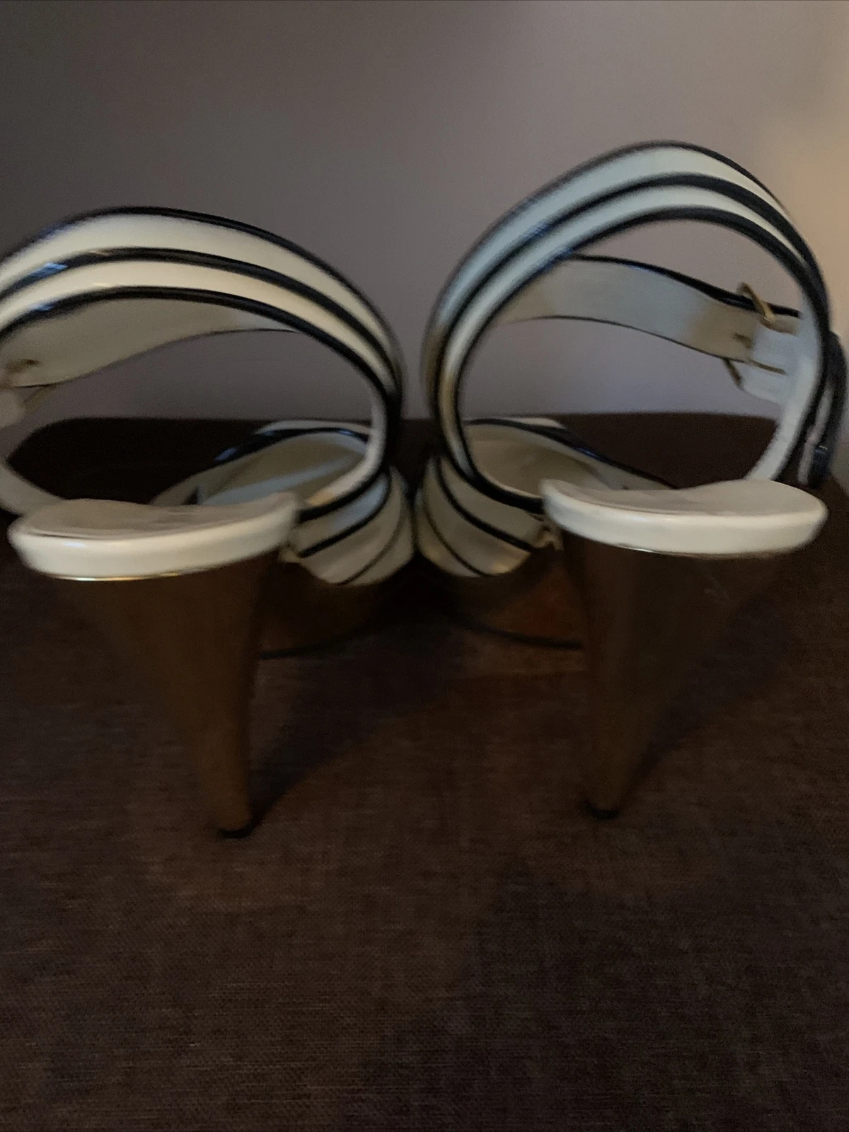 Sandali Miu Miu tacco oro e cinturino superficie décolleté 39 5. Si prega di leggere la descrizione