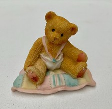Cherished Teddies - A Gift To Behold - Baby Mädchen auf Quilt Figur - 599352