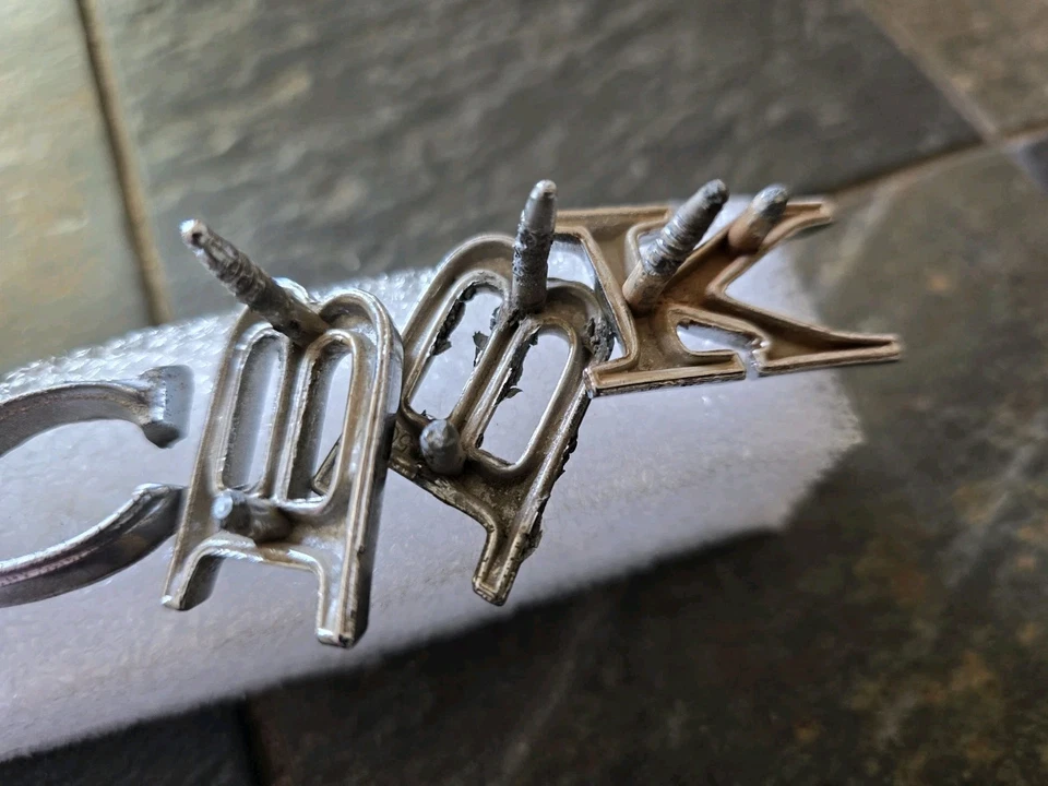 Buick GS Skylark 1964 1965 capó especial emblema letras vagón deportivo GM OEM 65 64 Foto 2 de 4