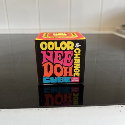 NeeDoh Farbwechsel Würfel, gelb bis orange, Nee Doh, Stressspielzeug, matschig