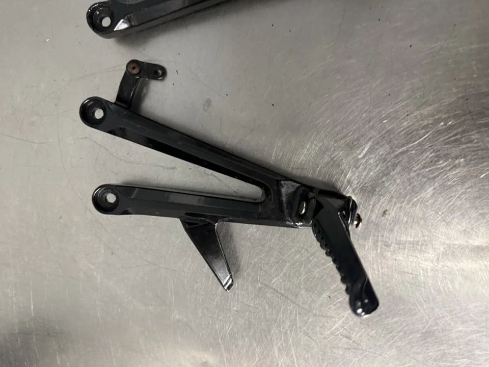 Honda CBR 1000RR 2006-2007 FABRICANTE DE EQUIPOS ORIGINALES JUEGO DE REPOSAPIÉS TRASERO PASAJERO PAR Foto 4 de 4