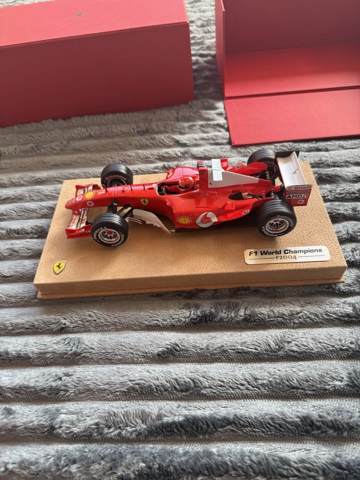 Ferrari F2004 Schumacher 1:18 F1 World Champion 2004 con teca e scatola orig. - Immagine 3 di 4