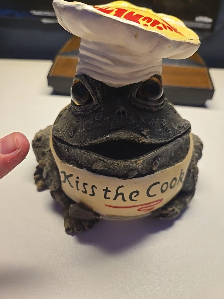 Divertida Figura de Chef Rana 4" de Ancho Beso al Cocinero Delantal Sombrero Sapo Decoración de Cocina Foto 4 de 4