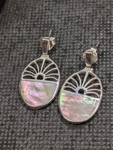 *Sale* Exquisite Mother of Pearl Articulated Sterling Silver Stud Earrings .Vs21 - Picture 2 of 5