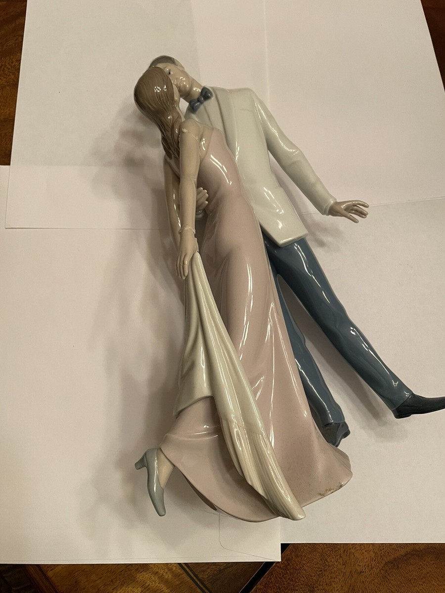 最終お値下げLLADRO　ショールの貴婦人　磁器人形　アンテーク LLADRO リヤドロ（Lladro リアドロ 陶器人形 置物） 婦人