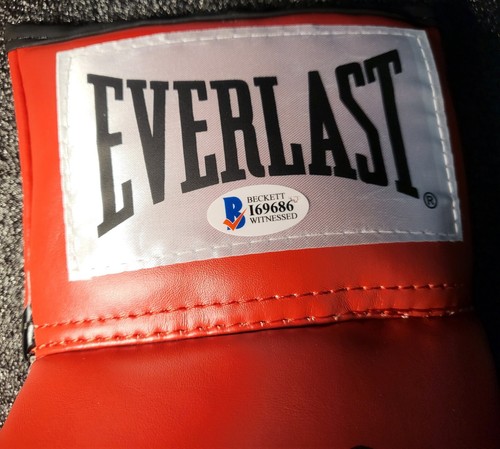Floyd Mayweather Autographed Everlast Red Boxing Glove. Beckett COA - Picture 2 of 3