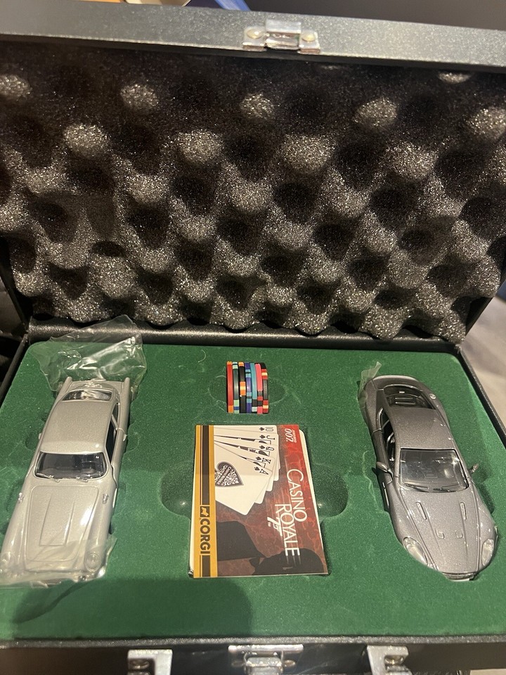 JAMES BOND 007 CASINO ROYALE MODEL CAR SET 136 SCALE + CARDS