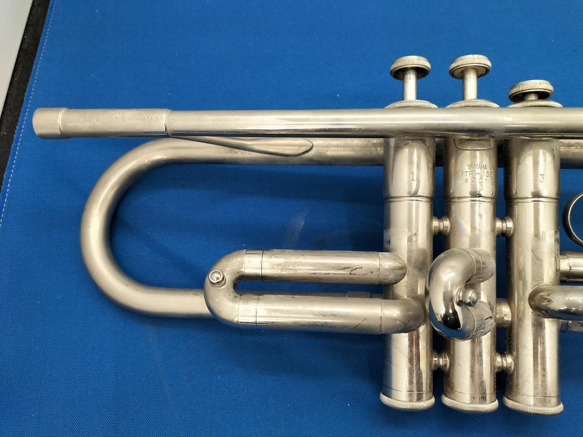 YAMAHA YTR-136 Trumpet with Case Mouthpeace Musical