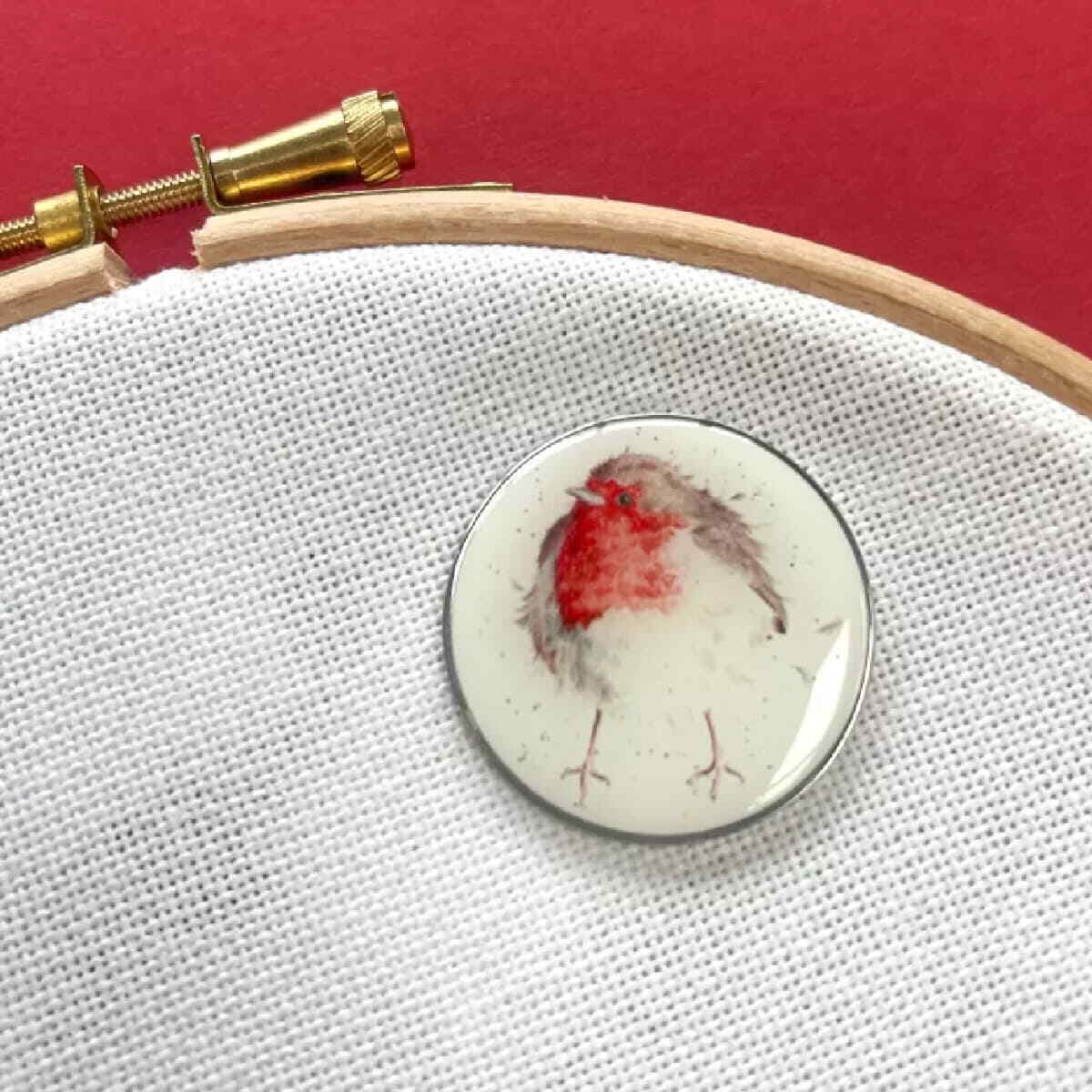 Bothy Threads Needle Minder Magnet ""Jolly Robin"", XA24, 3x3cm
