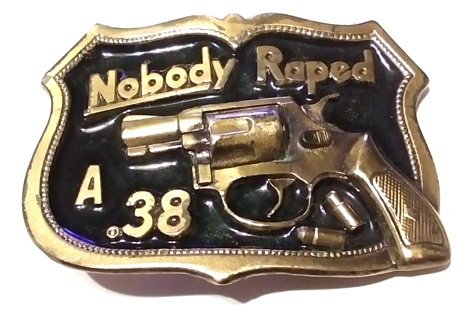 1982 NOBODY RAPED A .38 BRASS BELT BUCKLE 1006 TH… Gem
