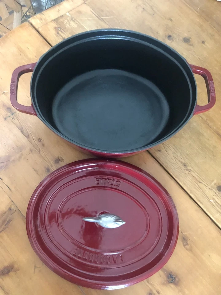 Staub La Cocotte #31 5,75 Qt Ovalado Horno Holandés Gallo Esmalte Hierro Fundido Cereza Foto 4 de 4