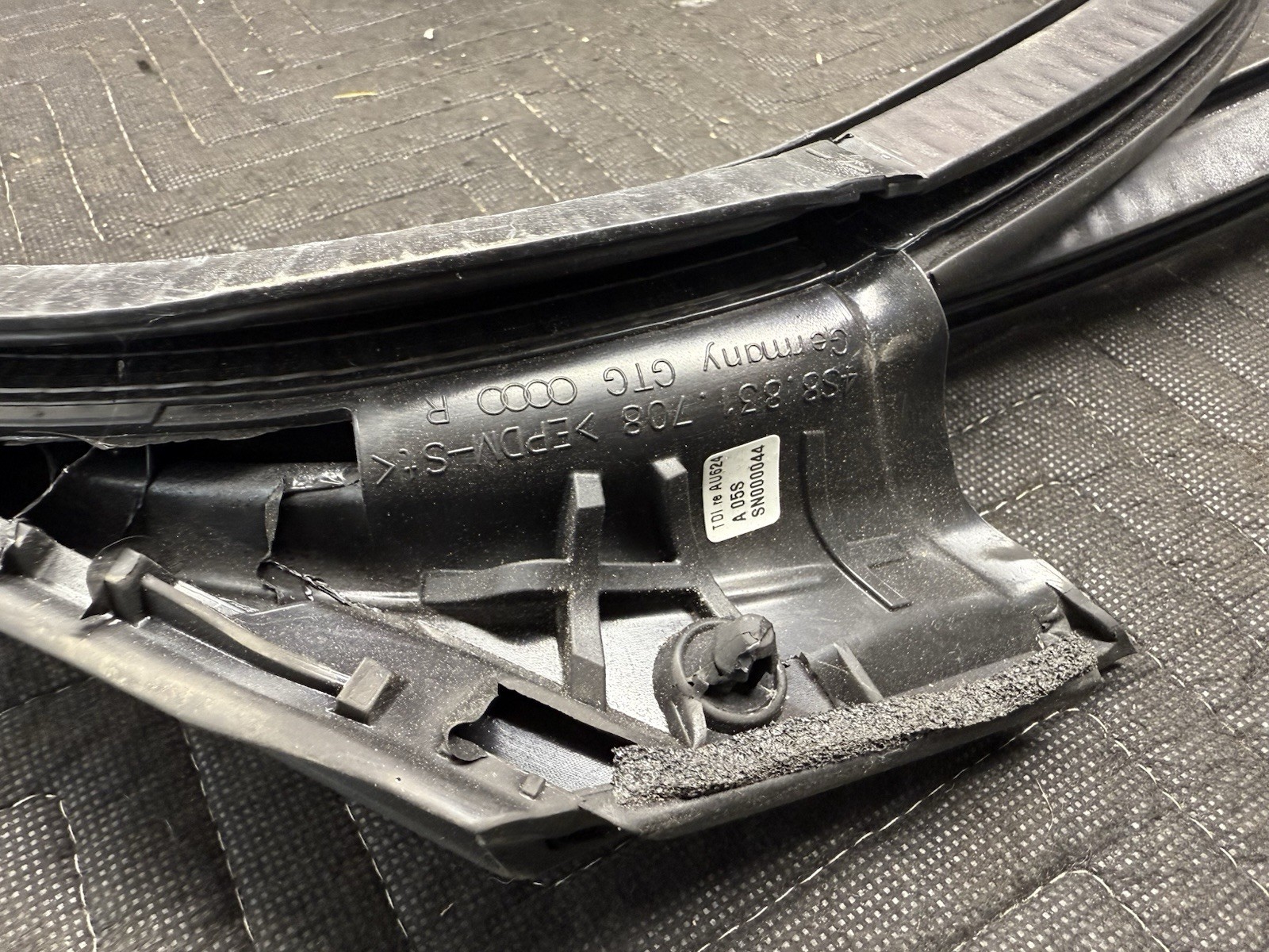 Audi R8 V10 4S Front Right Side Door Molding Weatherstrip 2017 - 2023 OEM