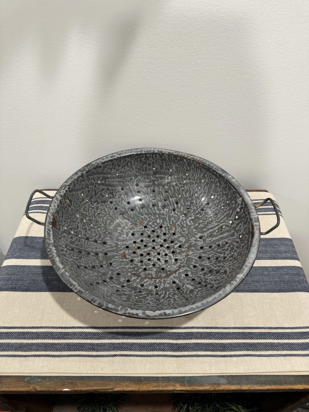 Vintage Beautiful Granite ware gray large pedestal colander with handles 12 and