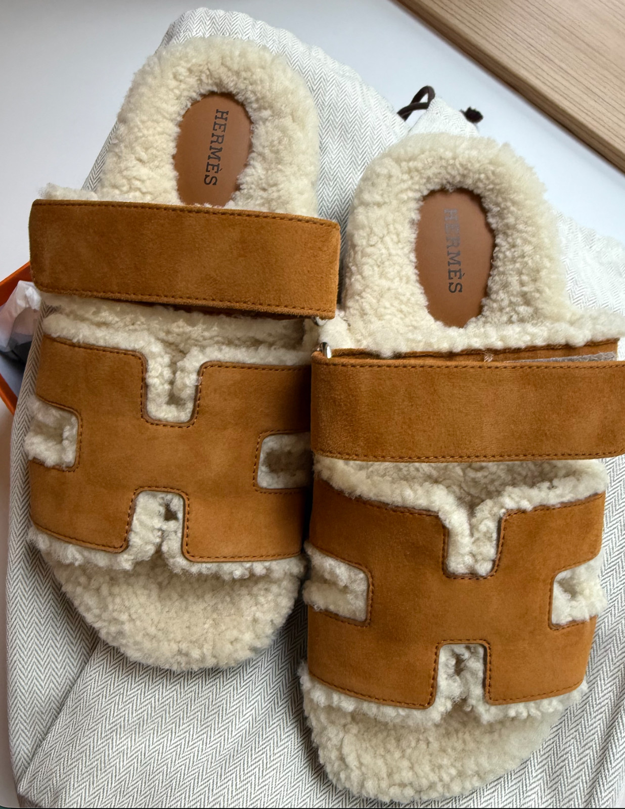 NEW HERMES ECRU CHYPRE SANDAL SHEARLING SLIPPER Size 37.5 Teddy leather Gold