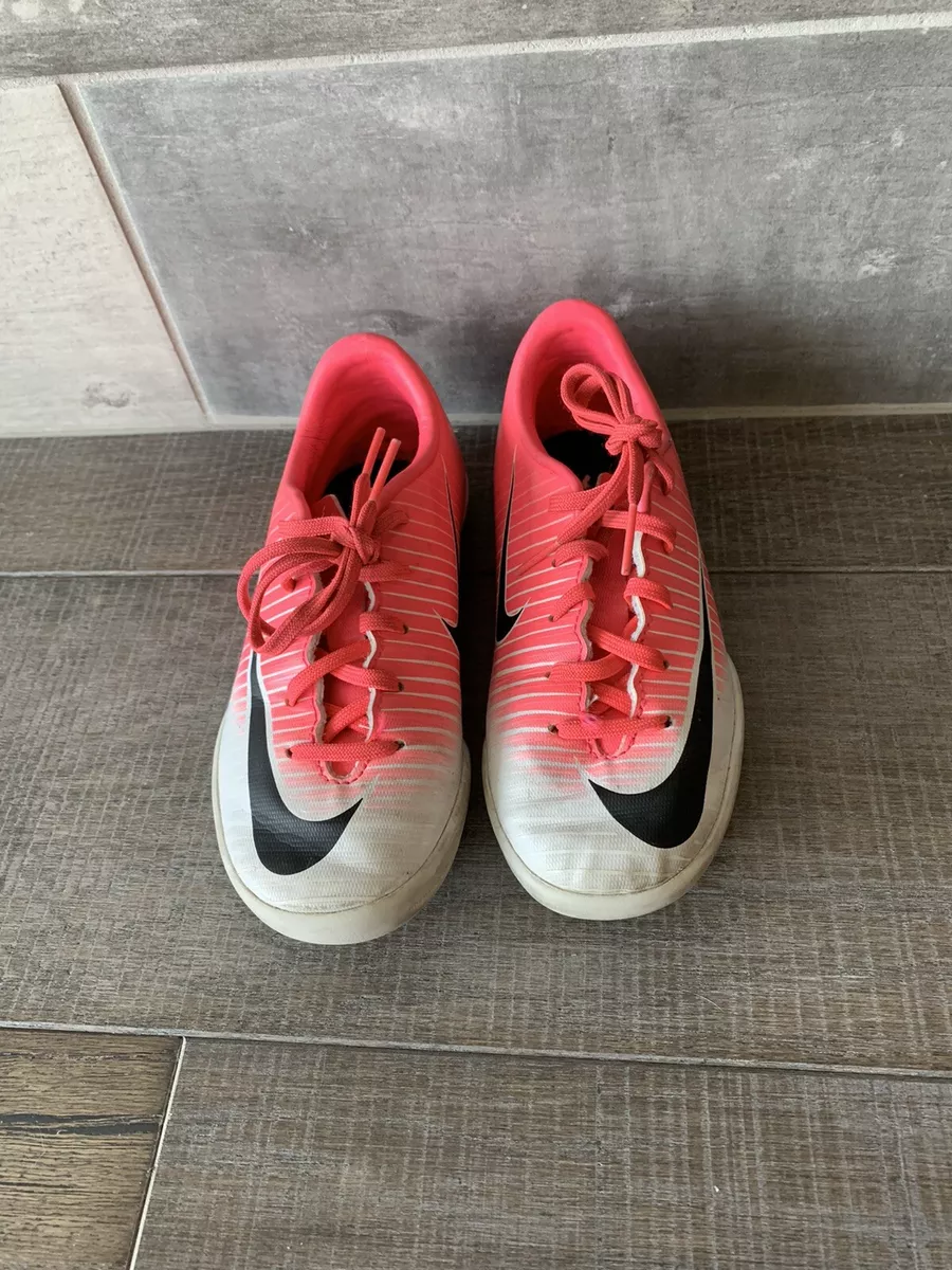 Nike indoor hotsell soccer shoes pink